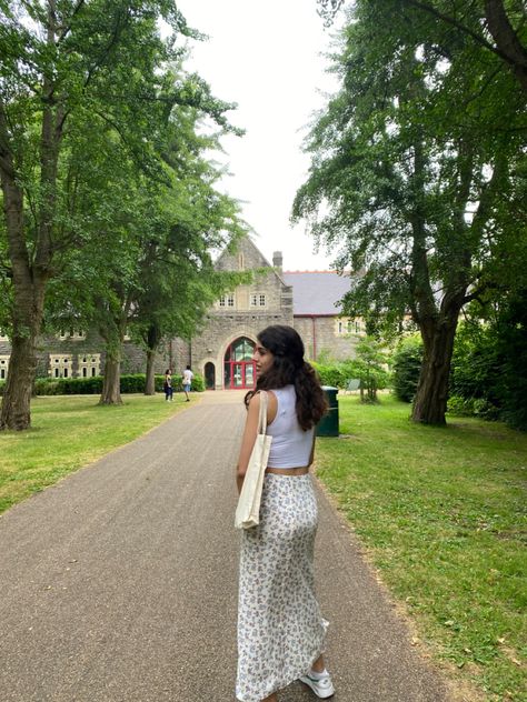 White floral long skirt. White shirt and tote bag. Floral Skirt Outfit, Floral Long Skirt, Floral Skirt Outfits, Tote Bag Outfit, Long Floral Skirt, Plain Skirt, White Floral Skirt, White Long Skirt, Style Clothes