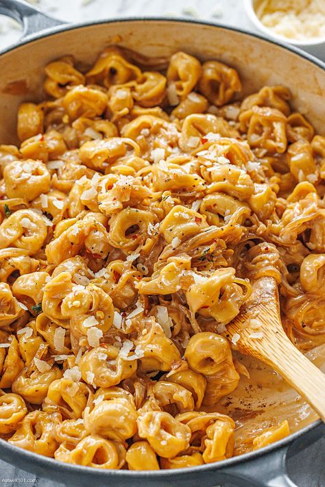 Creamy French Onion Tortellini {One-Pot} - #tortellini #pasta #recipe #eatwell101 #onepot - Try this amazing French onion tortellini pasta recipe with a savory cream sauce and caramelized onions for a quick and easy one-post pasta dinner your family will love! - #recipe by #eatwell101® French Onion Stuffed Shells, French Onion Tortellini Soup, Honey Garlic Pasta, Mushroom Tortellini Recipes Easy, One Pot Vegetarian Dinner, French Onion Tortellini, Barilla Tortellini Recipes, French Onion Macaroni And Cheese, Boursin Tortellini