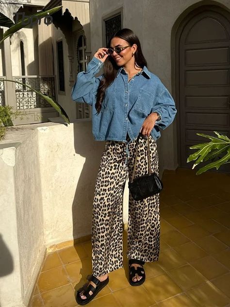 Denim And Leopard Outfit, Leopard Jeans Outfit Winter, Leopard Pants Outfit Work, Tiger Pants Outfits, Leopard Print Jeans Outfit Winter, Fashion Outfits 2024 Trends Spring, Leopard Pants Outfit Summer, Leopard Trousers Outfit, Leopard Jeans Outfit 2024