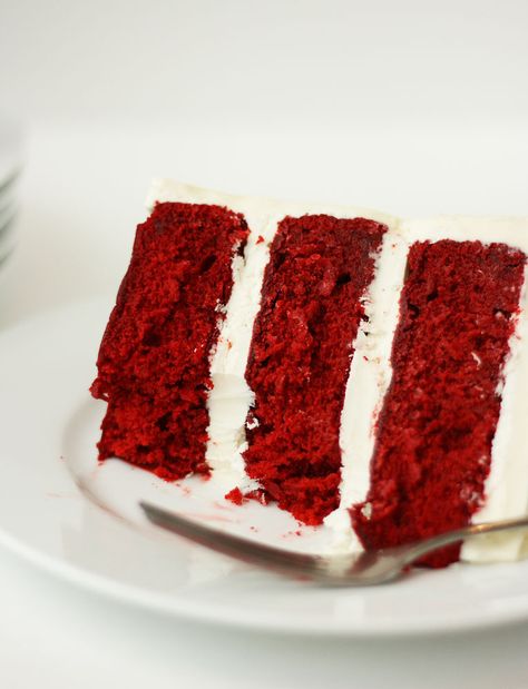 Red Velvet Cake with White Chocolate Cream Cheese Frosting - Cake Paper Party Red Velvet Cake Frosting, Easy Red Velvet Cake, Cake Flour Substitute, Cake Flavours, Frosting Cake, Bolo Red Velvet, Cream Cheese Frosting Cake, Chocolate Cream Cheese Frosting, Cake Paper