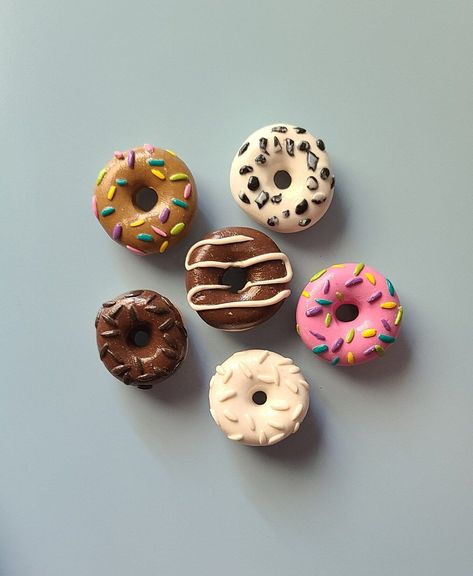 Discover the Best Clay Magnet Ideas for Home Decor Clay Easy Projects, Donut Clay Art, Cute Mini Clay Art, Clay Art For Friends, Small Clay Designs, Clay Candy Diy, Easy Clay Magnet Ideas, Clay Small Projects, Cute Clay Magnet Ideas