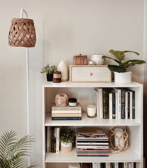 Minimal Living Room Bookshelf, Living Room Book Display, Cosy Bedroom Bookshelf, Small Bookshelf Styling With Books, Living Room Book Shelf Aesthetic, Bedroom Bookshelf Styling, Guest Room Bookshelf, Horizontal Bookshelf Styling, Low Bookshelf Styling