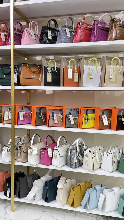 Bags Store Interior Design, Bag Store Design, Store Shelves Design, Bag Closet, Retail Store Interior Design, Clothing Store Interior, Dream Closet Design, Store Design Boutique, Dress Purse