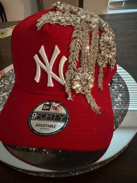 Bling Fitted Hat Blinged Out Outfits, Custom Fitted Hat Design Ideas, Bling Bling Aesthetic, Custom Hat Ideas, Fitted Hat Outfit, Bedazzled Hat, Custom New Era Hats, Ny Baseball Cap, Bling Hat