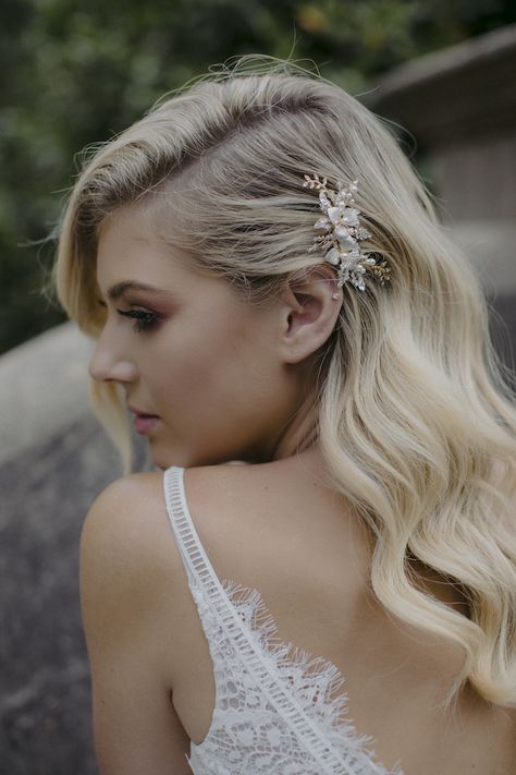 Beautiful Wedding Hair, Floral Hair Pieces, Wedding Hair Comb, Wedding Hair Down, Penteado Cabelo Curto, Wedding Hair Pins, Hair Comb Wedding, Wedding Hair Pieces, Headpiece Wedding