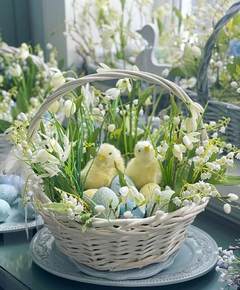 Easter Nails Design Spring, Easter Table Centerpieces, Easter Floral Arrangement, Easter Flower Arrangements, Easter Arrangement, Easter Craft Decorations, Easter Tablescapes, Spring Easter Crafts, Front Porch Christmas Decor Ideas