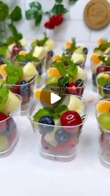 Dessert Fruit Cups, Fruit Cups For Party Ideas, Fruit Kabobs Christmas, Christmas Fruit Cups, Fruit Platters Party, Fruit Platter For Kids, Fruit Cupcakes Decoration, Party Fruit Cups, Champagne Fruit Cups