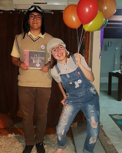 Carl & Ellie pelicula UP de disney. #UP #carl #ellie #Disfraz #costume #couple #pareja #disfrazpareja #couplecostume #carl&ellie #Up #ideas #disfraces Carl And Ellie Halloween Costume, Up Ellie And Carl Costume, Carl Ellie Costume, Ellie And Carl Costume Couple, Up Couple Costume Carl And Ellie, Ellie Up Costume, Up Costume Ideas Couple, Up Couple Costume, Carl And Ellie Costume