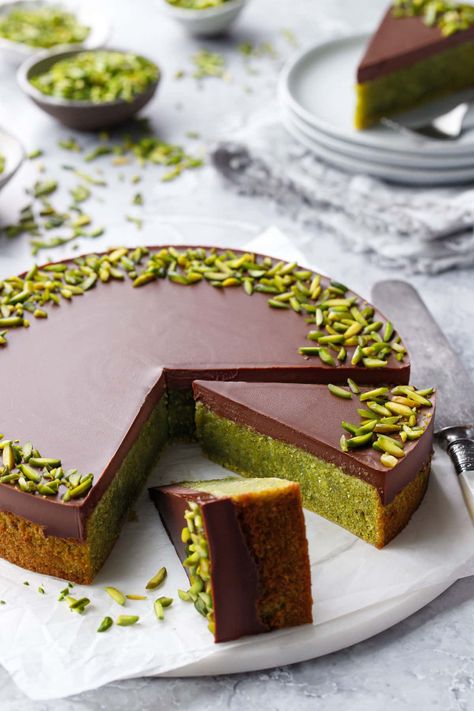 Cake With Chocolate Ganache, Pistachio Recipes, Resep Brownies, Flourless Cake, Pistachio Cake, Free Desserts, Chocolate Ganache, Gluten Free Desserts, Let Them Eat Cake