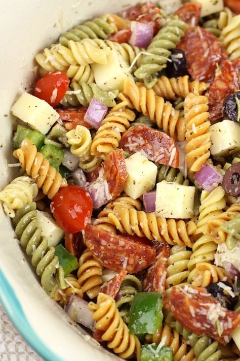 Pasta Salad For A Crowd, Salad For A Crowd, Classic Pasta Salad, Resep Pasta, Salads For A Crowd, Pasta Italiana, Resep Salad, Rotini Pasta, Salad Pasta