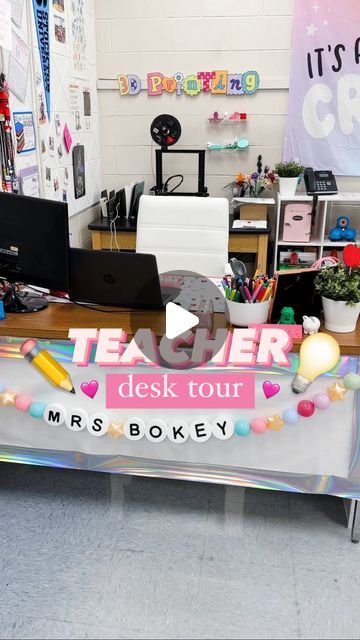 Chelsey Bokey on Instagram: "Teacher desk tour ✏️🫶🏻✨🩷💡 I thought it would be fun to share what I keep on my teacher desk! I love creating a space that is functional but also shows off my favorite things! 😊 I teach Kindergarten through 6th grade STEAM- this is my 3rd-6th grade classroom 🩷 Let me know if you have any questions about the items featured in this Reel! 🫶🏻" Teacher Desk Decorations, Teacher Desk Areas, Teachers Office Decor, Classroom Setup Elementary, Teacher Desk Organization, Teacher Table, Office Desk Set, Teachers Room, Desk Tour