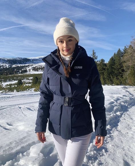 By Elettra Lastra Navy Ski Outfit, White Ski Outfit, Ski Jacket Outfit, Ski Resort Outfit, Winter List, Ski Essentials, White Ski Jacket, Ski Outfit For Women, Ski Pictures