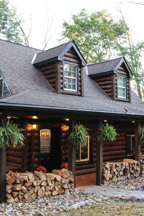 Cottage Core Log Cabin, Loghouse Log Cabins, Cute Log Cabin Exterior, Old Cabin Remodel, Log Cabin Architecture, Log Cabin Cottage Exterior, Log Ranch House, Log Cabin Roof Ideas, Log House Exterior Colors