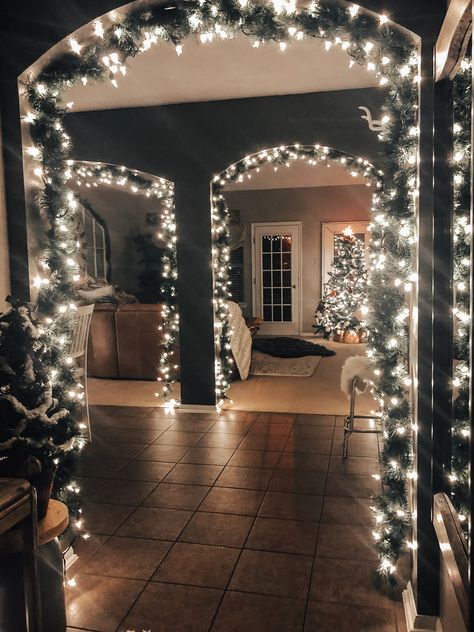 Archway Decor, Ideas Decoracion Navidad, Christmas Arch, Christmas Apartment, Christmas Themes Decorations, Christmas Decor Inspiration, Christmas Room Decor, Indoor Christmas Decorations, Christmas Decorations For The Home