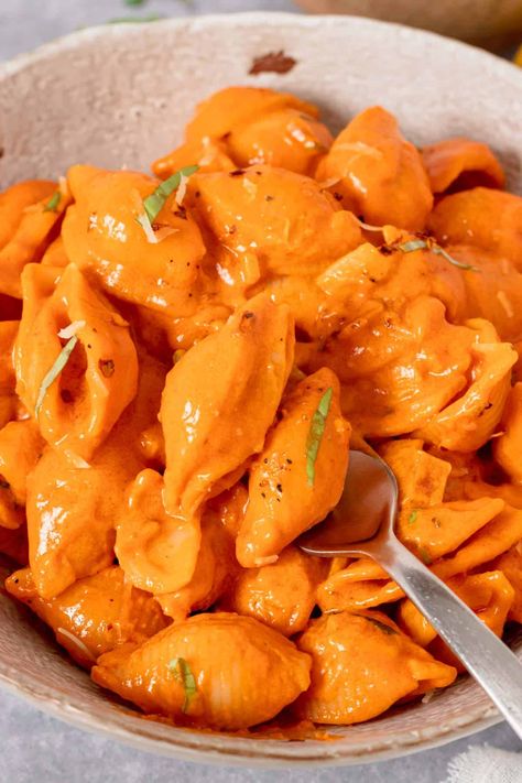 Cheesy Vodka Pasta, Tik Tok Vodka Pasta, Vodka Pasta With Meat, Sausage Vodka Pasta, Vodka Spaghetti, Creamy Vodka Pasta, Hadid Pasta Recipe, Gigi Hadid Pasta Recipe, Spicy Vodka Pasta