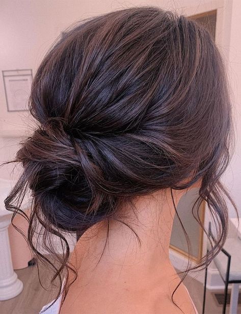 44 Messy updo hairstyles - The most romantic updo to get an elegant look Celebrity Bride Hairstyles, Relaxed Wedding Updo, Grad Hairstyles, Messy Hair Updo, Wedding Hair Up, Simple Prom Hair, Guest Hair, Low Bun Hairstyles, Romantic Updo