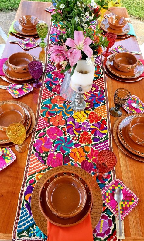 Mexican Decor Patio Backyards, Mexican Decor Kitchen Ideas, Mexican Aesthetic House Decor, Traditional Mexican Kitchen Decor, Mexican Inspired Dining Room, Latina Home Decor, Mexican Plates Table Settings, Mexican Table Setting Ideas, Mexican Kitchen Aesthetic