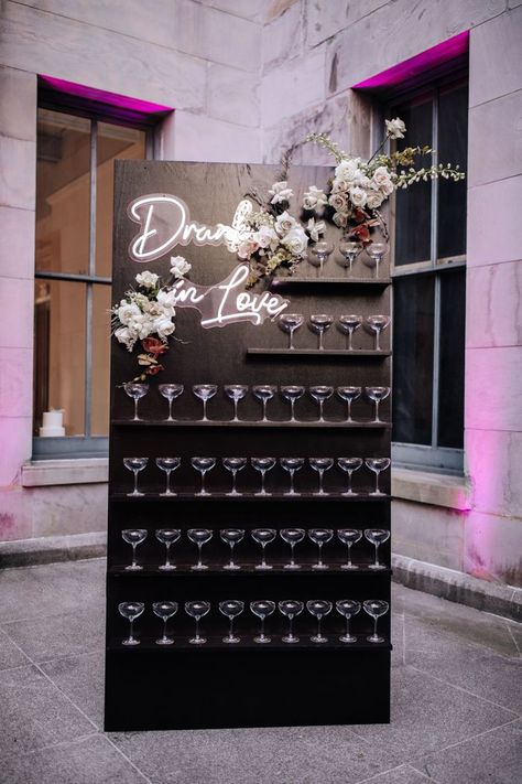 Wedding reception drink wall idea | Image by Jackie Rangel Photo Luxury Head Table Wedding, Diy Drink Wall Wedding, Champagne Wall Wedding Diy, Drunk In Love Bridal Shower Theme, Drunk In Love Bar Sign, How To Make A Champagne Wall Diy, Wedding Drink Wall, Champagne Wall Diy, Black Champagne Wall