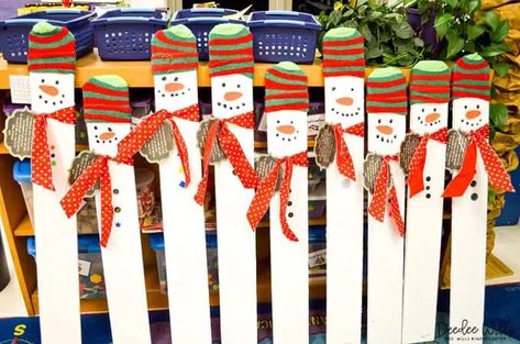 Christmas parent gift: Fence post snowman kindergarten keepsake Snowman Kindergarten, Post Snowman, Fence Post Crafts, Classroom Christmas Gifts, Snowman Posts, Snowman Crafts Preschool, Picket Fence Crafts, Kindergarten Parent, Kindergarten Art Projects