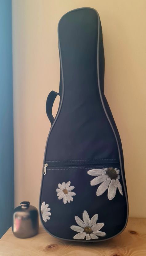 Painting Ideas On Ukulele, Hand Painted Ukulele, Acoustic Guitar Decoration, Painting On Guitar Aesthetic, Guitar Case Aesthetic, Painted Guitar Case, Painted Ukulele Aesthetic, Painting On Guitar Ideas, Art On Guitar