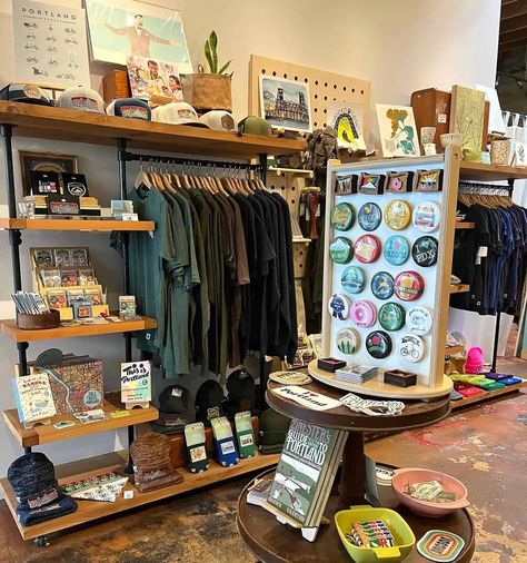 Top 10 Best Souvenir Shops in Portland - GlobalGrasshopper Small Accessories Shop Design, Museum Souvenir Shop, Gift Shop Items Ideas, Small Art Shop Interior, Souvenir Shop Ideas, Museum Gift Shop Design, Small Gift Shop Ideas, Souvenir Shop Interior, Print Shop Interior