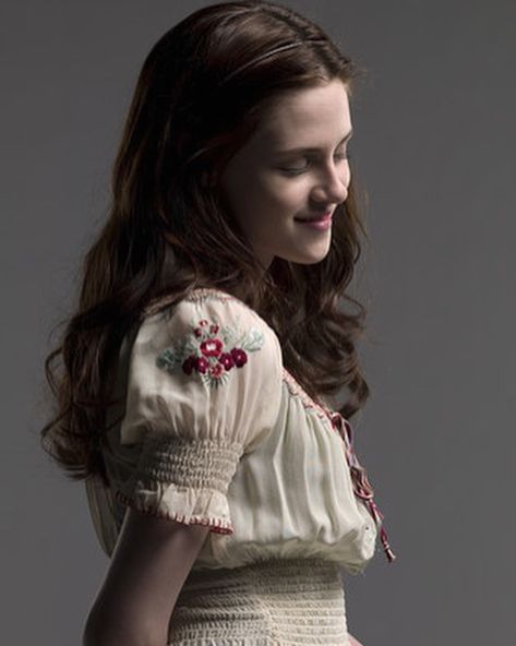 Izzy on Instagram: “She is simply the cutest on these pics! 😍 Love those photoshoots! #bellaswan #kristenstewart #stepheniemeyer #movies #actresses #twilight…” Twilight Photoshoot, Swan Photoshoot, Twilight Bella, Emily Browning, Eric Bana, Twilight Cast, Twilight Photos, Edward Bella, Twilight Film