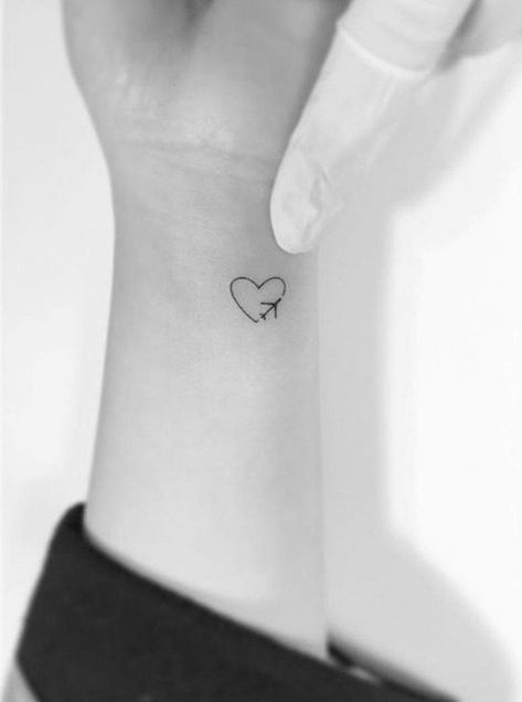 Butterfly Tattoos For Women, Small Girl Tattoos, Geniale Tattoos, Cute Tiny Tattoos, Tiny Tattoo, Temp Tattoo, Waves Tattoo, Trendy Tattoos, Small Tattoo