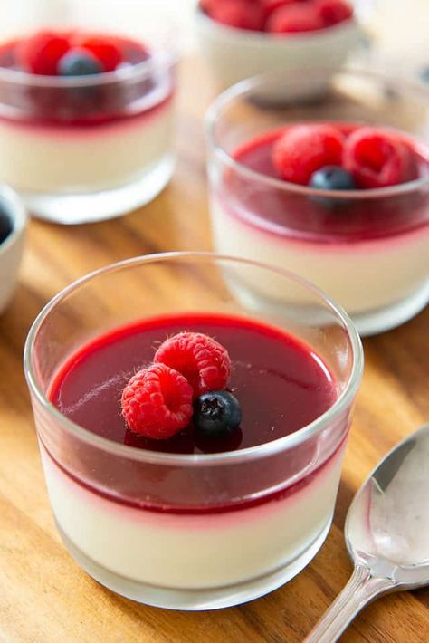 Panacota Recipe, Strawberry Jelly Recipes, Strawberry Panna Cotta Recipe, Easy Panna Cotta Recipe, Gelatin Desserts, Strawberry Panna Cotta, Easiest Desserts, Diy Dessert, Panna Cotta Recipe