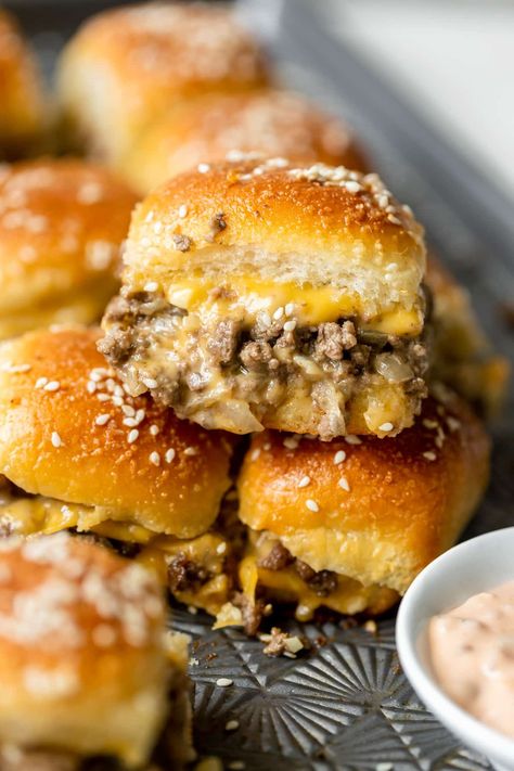 Essen, Slider Burgers, Best Burger Sauce, Krolls Korner, Ground Beef Sliders, Hamburger Sliders, Burger Mix, Cheeseburger Sliders, Beef Sliders