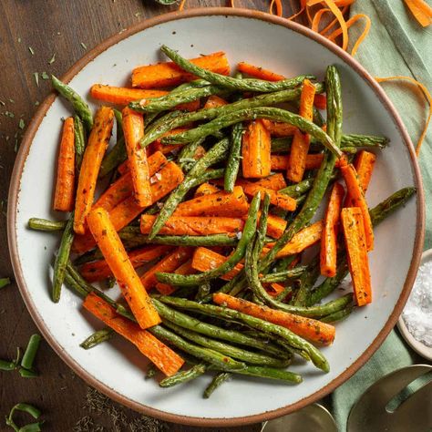 Roasted Green Beans and Carrots Roasted Green Beans And Carrots, Green Beans And Carrots, Sauteed Sweet Potatoes, Easy Vegetable Side Dish, Roast Carrots, Blackened Chicken Recipe, Fresh Vegetable Recipes, Blanching Green Beans, Easy Vegetable Side Dishes