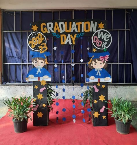 Graduation Day Photo Booth, Convocation Ideas Graduation, Preschool Photo Booth Ideas, Graduation Day Ideas For Preschool, Convocation Day Decoration Ideas, Graduation Booth Ideas, Graduation Board Decoration Ideas, Graduation Day Decoration Ideas, Preschool Graduation Photo Booth