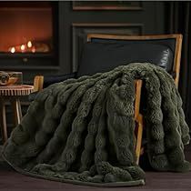 Faux Blanket Fur Throw, Faux Fur Christmas Decor, Beds With Throw Blankets, Throw For Bed, Bubble Blanket, Blankets For Couch, Sofa Green, Fuzzy Blanket, Faux Fur Throw Blanket