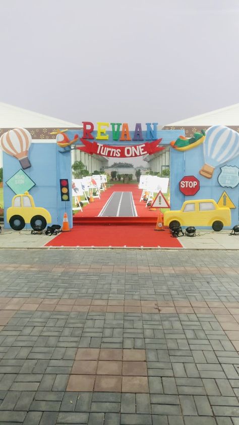 Car Theme Birthday Decorations, Car Theme Birthday Party Decorations, Transport Theme Birthday Decor, Car Theme Decoration Ideas, Cars Theme Birthday Party Decorations, Transportation Theme Birthday Party, Transportation Birthday Theme, Diy 1st Birthday Decorations, Entry Arch