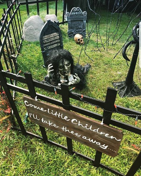 Hocus Pocus Decor #Halloween Simple Outdoor Halloween Decor, Halloween Garden Decorations, Strašidelný Halloween, Scary Halloween Decorations Diy, Halloween Diy Outdoor, Halloween Outside, Easy Diy Halloween Decorations, Casa Halloween, Halloween Decorations Diy Outdoor