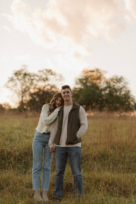 Neutrals Couple Photoshoot, Engagment Fall Photo Outfit, September Couple Photoshoot Outfits, Save The Date Photo Outfit Ideas, Fall Couples Photoshoot Outfits Neutral, Cute Engagement Poses, Neutral Couples Photoshoot Outfits, Casual Couple Outfits Photography, Couple Easter Pictures