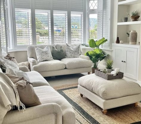 Coastal Casual Living Room, Beige Sofa Living Room, Cream Sofa Living Room, Living Room Designs Cozy, Green Sofa Living Room, Lounge Room Styling, Sofa Arrangement, Terrace Living Room, Cream Living Rooms