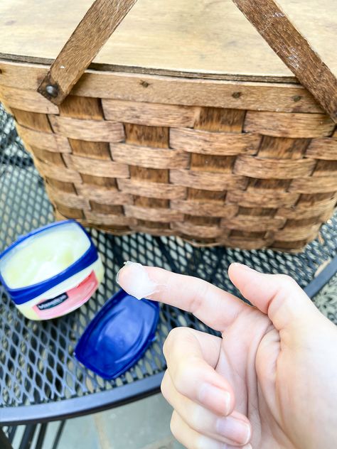 Thrift store picnic basket makeover is simple with this faux finish technique to give it instant cottage charm. #picnicbasket #paintedbasket #basketmakeover #fauxfinish Vintage Picnic Basket Decor, Painted Baskets Ideas, Picnic Basket Makeover, Diy Painted Baskets, Wicker Basket Makeover, Picnic Basket Diy, Picnic Basket Decor, Paint Wicker Basket, Antique Picnic Basket