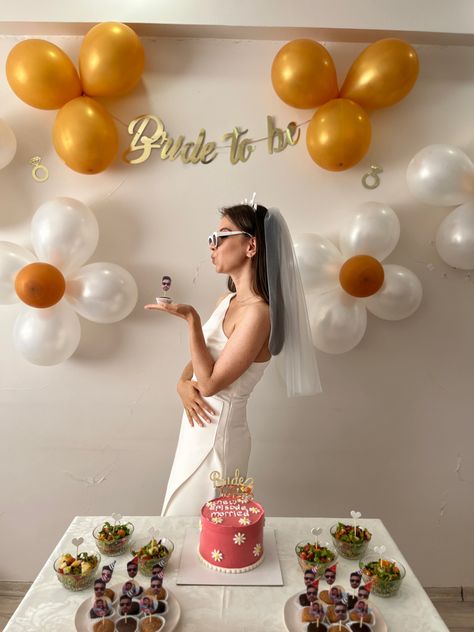 Bride Things To Buy, Bridesmaid Shower Ideas, Bride To Be Party Pozları, Brides To Be Party Ideas, Bachelorette Bride Dress, Bachelorette Party Decoration Ideas, Bridal Shower Dress Ideas For Bride, Bride To Be Background, Bride To Be Dresses Bachelorette Parties