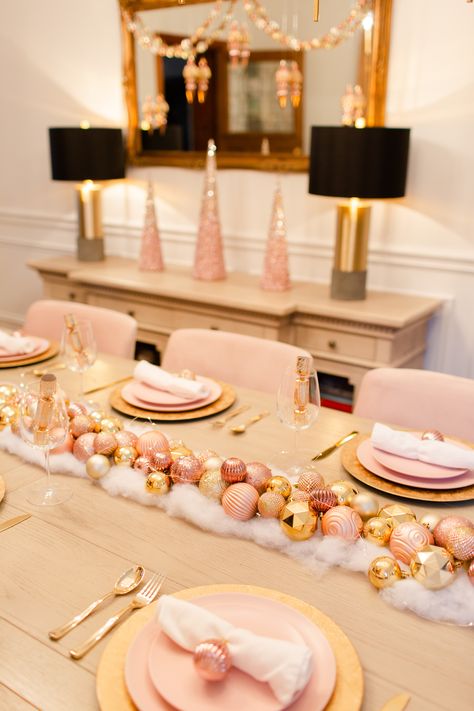 Pink Christmas Decorations Table, Pink And Gold Dining Room, Christmas Pink Table Decor, Pink And Gold Christmas Table Decor, Pink White And Gold Christmas Decor, Rose Gold Christmas Table Setting, Pink And Gold Tablescape, Pink Christmas Table Decorations, Pink And Gold Christmas Decor Diy