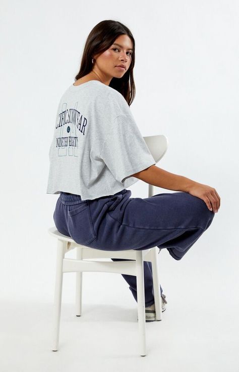 Off The Shoulder Graphic Tee, Cropped Tee Outfit, Off The Shoulder T Shirt, Pacsun Outfits, Long Sleeve Shirt Outfits, Baggy Sweatshirt, Oversize Tshirt Outfits, College Clothes, Urban Shirt