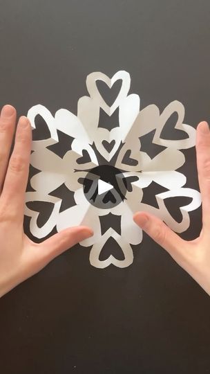 Tela, Mandalas, Snowflake Maker, Snowflakes Diy, Snowflake Crafts, Kraf Kertas, Paper Folding Crafts, How To Make Paper Flowers, Paper Snowflakes