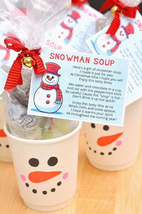 Snowman soup is SO EASY to make and it's such a great craft for Christmas and winter! Both kids and adults will love putting together these super cute Christmas favours. Attach one of our FREE printable snowman soup poems to a decorated paper cup and add in some goodies. It's such a simple Christmas gift idea for everyone in the class or classroom, teachers, neighbours, friends, and coworkers! Do You Want To Build A Snowman Snack, Hot Chocolate Gifts For Students, Soup Christmas Gift, Snowman Cup Craft, Snowman Party Favors, Christmas School Goodie Bags, Diy Classroom Christmas Gifts, Winter Break Gifts For Students, Christmas Gift For Kindergarten Students