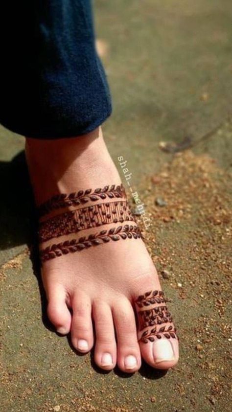 Leg Mahendi Design Simple Khafif, Feet Mehandi Designs, Ring Mehndi Design, Feet Mehandi, Fingers Mehndi Designs, Fingers Mehndi, Feet Henna, Cupcakes Wallpaper, Mehedi Design