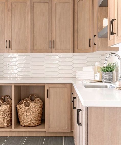 Homeowners love the look of wood, and natural cabinets are back in a big way | Designed by Remedy Furniture & Design | #laundryroom #laundryroomdesign #laundryroomdecor #mudroom #mudroomdesign #mudroomdecor #cabinets #customcabinets #rtacabinets #cabinetry #customcabinetry Natural Cabinets, Natural Wood Kitchen, Kabinet Dapur, Wood Kitchen Cabinets, Oak Kitchen, Diy Kitchen Cabinets, Laundry Room Design, Kitchen Redo, Counter Tops