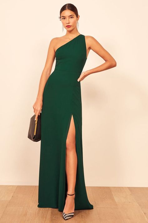 Showcase your shoulders and shape in this body-skimming gown in rich emerald green from Reformation. Complete your look with shoulder-grazing earrings, statement pumps, and classic red lips for the perfect wedding guest outfit at a modern fall wedding. Click to find more wedding guest dresses just like this one! // Photo: Reformation Classy Wedding Guest Dresses, Green Dress Outfit, Fake Account, Winter Wedding Guest Dress, Fitting Skirt, Beach Wedding Guests, Best Wedding Guest Dresses, Beach Wedding Guest Dress, Fall Wedding Guest