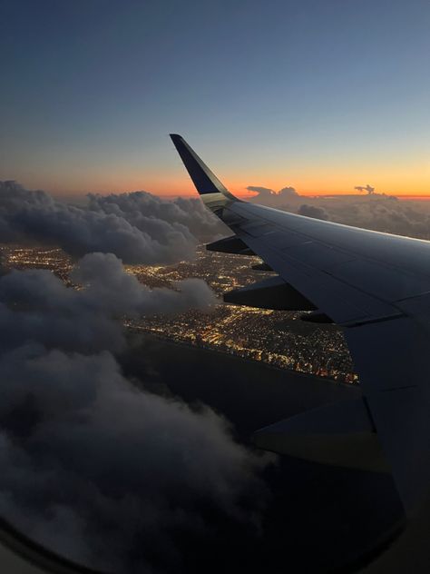 Sunset flight Aesthetic Flight Pics, Travel Pics Aesthetic, Flights Aesthetics, Flight Sunset, Travel Core, Flight Aesthetic, Sunset Flight, Plane View, Traveling Aesthetic