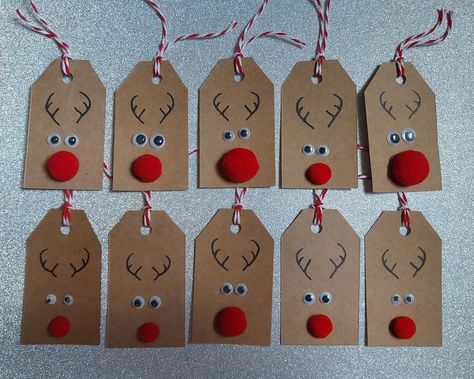 Christmas Crafts To Sell At School Fair, Christmas Gift Tags With Buttons, How To Make Gift Tags Diy, Christmas Handmade Gifts For Kids, Present Tags Christmas, Home Made Christmas Gift Tags, Diy Xmas Tags, Xmas Craft Gift Ideas, Christmas Gift Tags Ideas