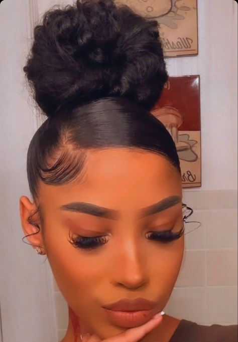 Gel Bolla Hairstyles, Afro Bun Hairstyles, Afro Bun, Natural Hair Ponytail, Natural Hair Puff, Date Night Hair, Slick Ponytail, Hairstyle Ideas Easy, Natural Hair Bun Styles