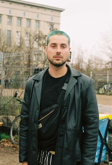 French photographer Sabrina Jeblaoui has been capturing party-goers outside Berlin clubs for over a year. Berlin Berghain, Berlin Nightlife, Berlin Club, Berlin Fashion Street, Nightlife Outfits, Clubbing Outfit, Berlin Street, Techno Fashion, Short Black Skirt