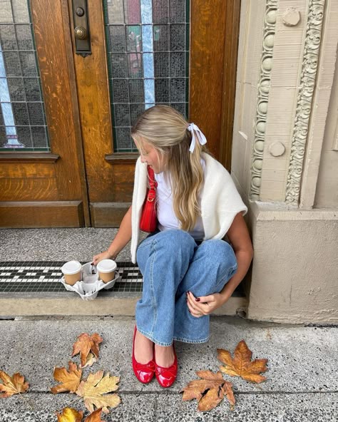 Red Ballet Flats Outfit, Red Flats Outfit, Red Shoes Outfit, Ballet Flats Outfit, Red Ballet Flats, Ballerina Outfit, Quoi Porter, Pop Of Red, Flats Outfit